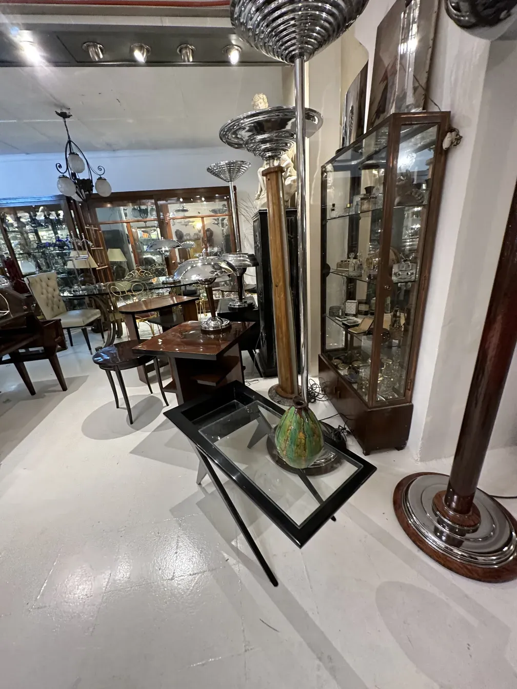Tisch mit antiker dekorativer Keramik in grünen Tönen in einem Vintage-Umfeld.