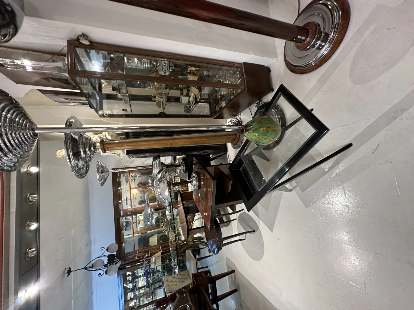 Антикварная керамика зеленого цвета с уникальным дизайном.