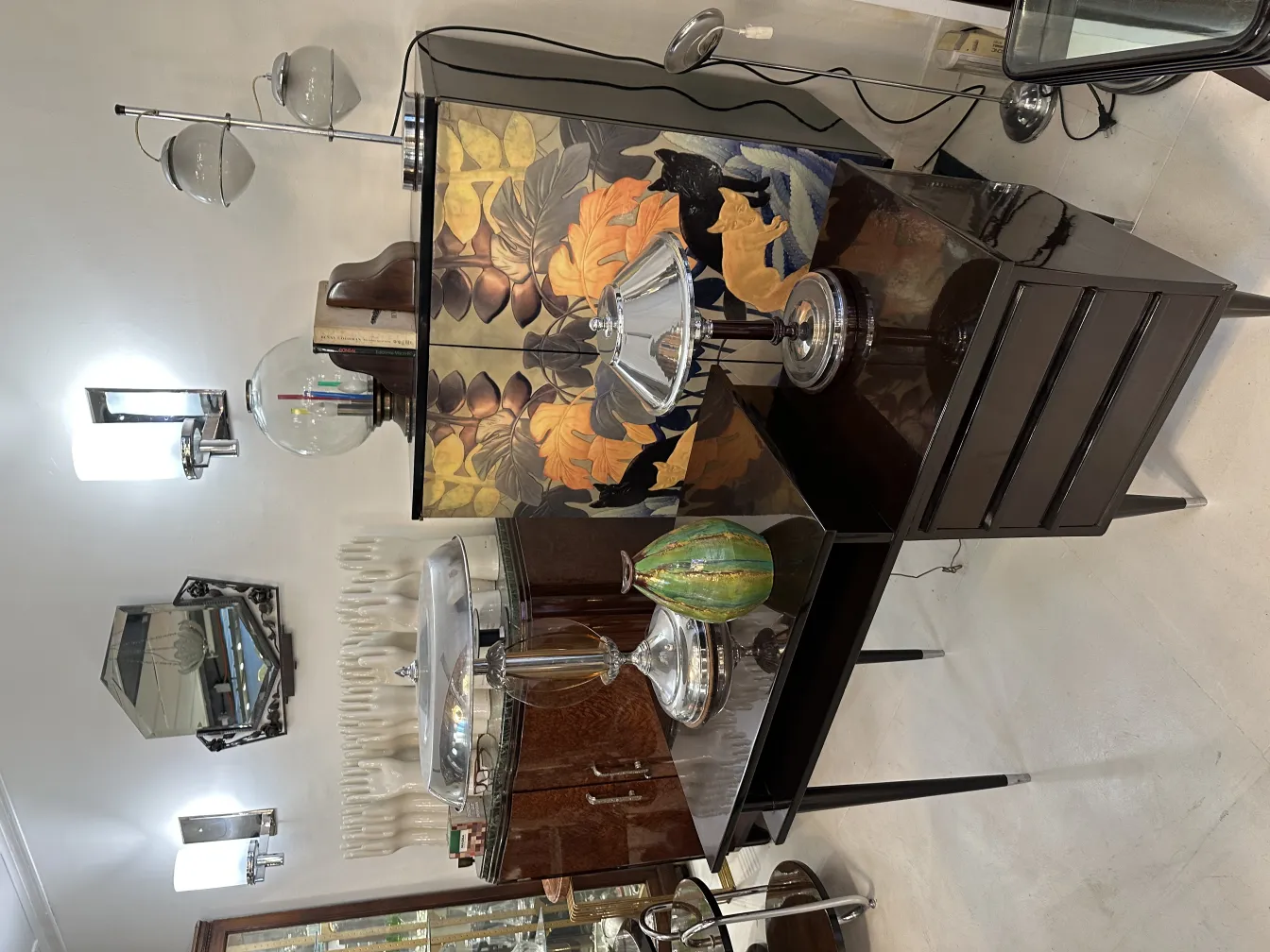 Cerâmica antiga decorativa com design colorido e brilhante