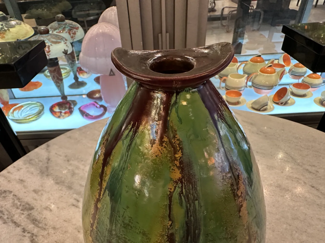 Vaso antigo de cerâmica com cores vibrantes e brilho