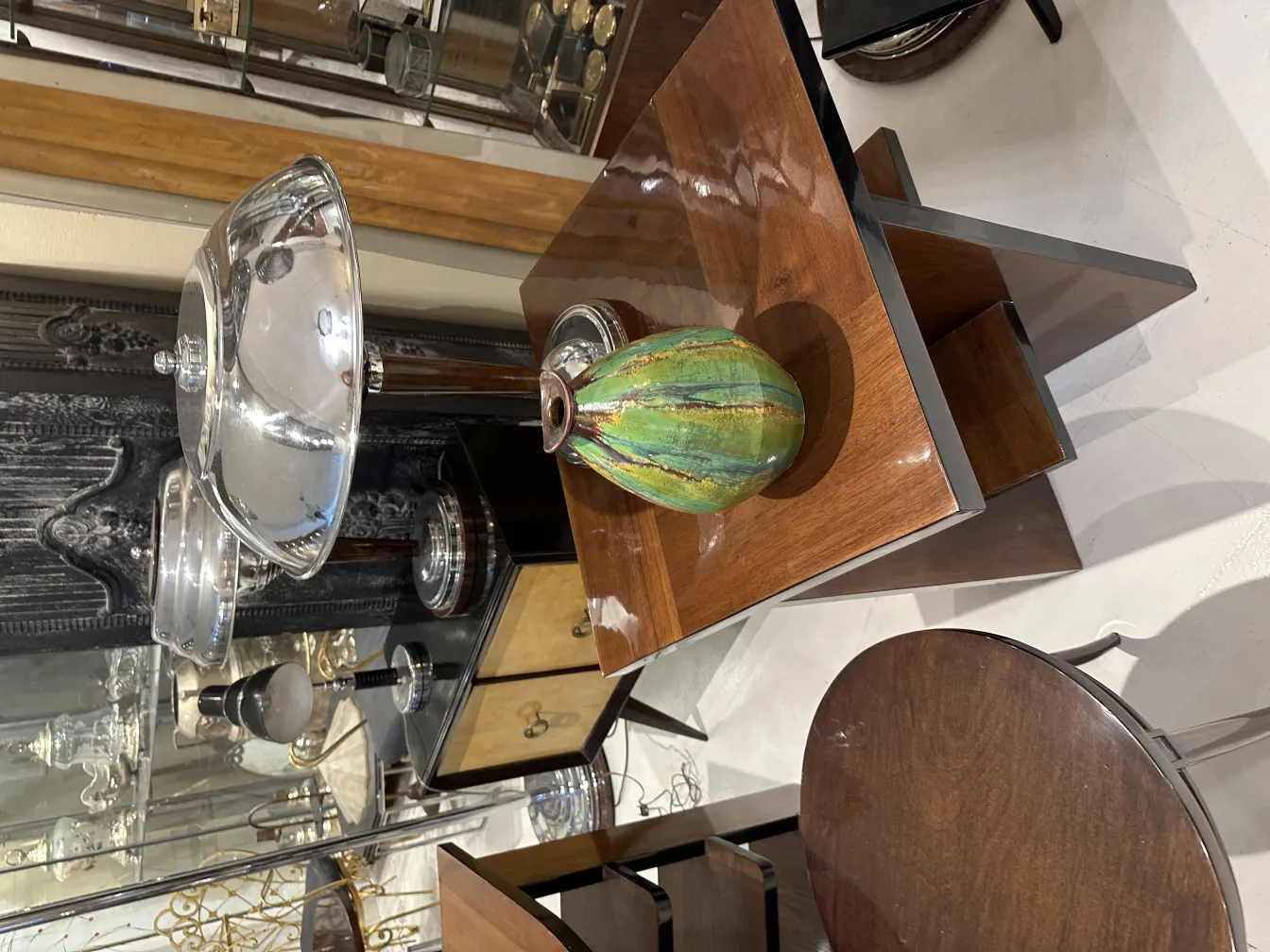 Jarrón antiguo de cerámica con brillo verde y marrón, decorado