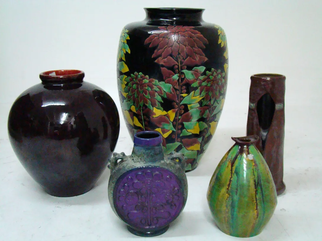 Collection de céramiques anciennes avec différents designs et couleurs