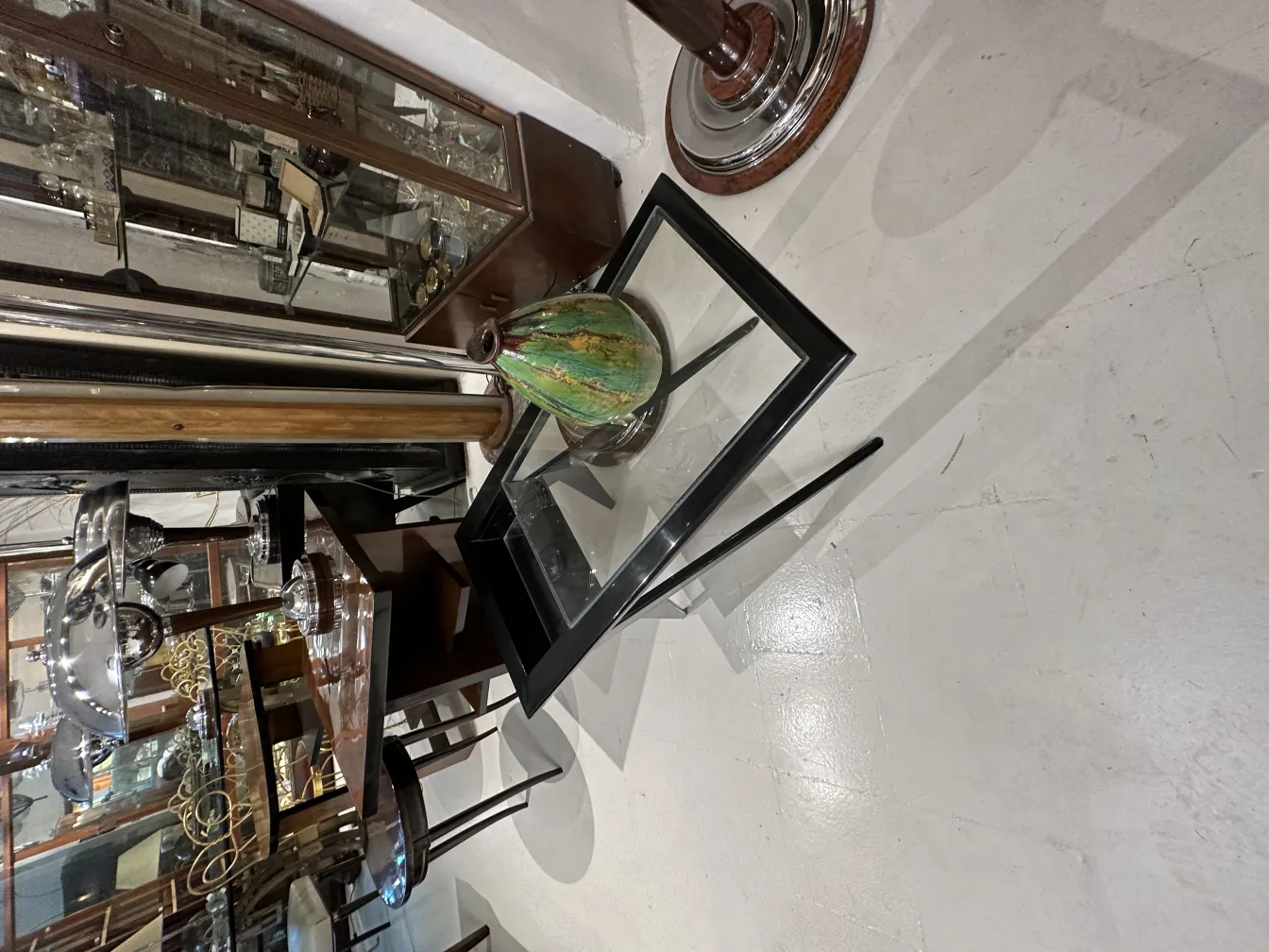 녹색 디테일이 있는 고대 도자기 화병, 주변에 고 antiques