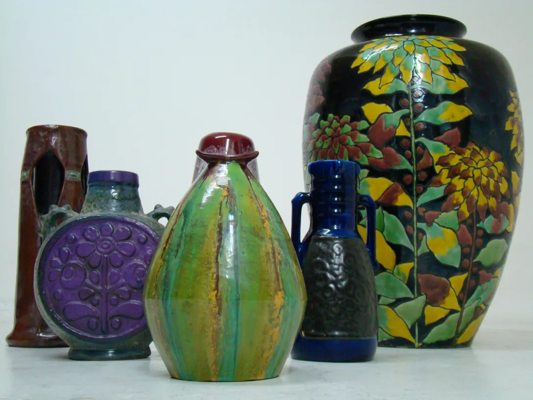 vases de cerámica antiguos con diseños coloridos