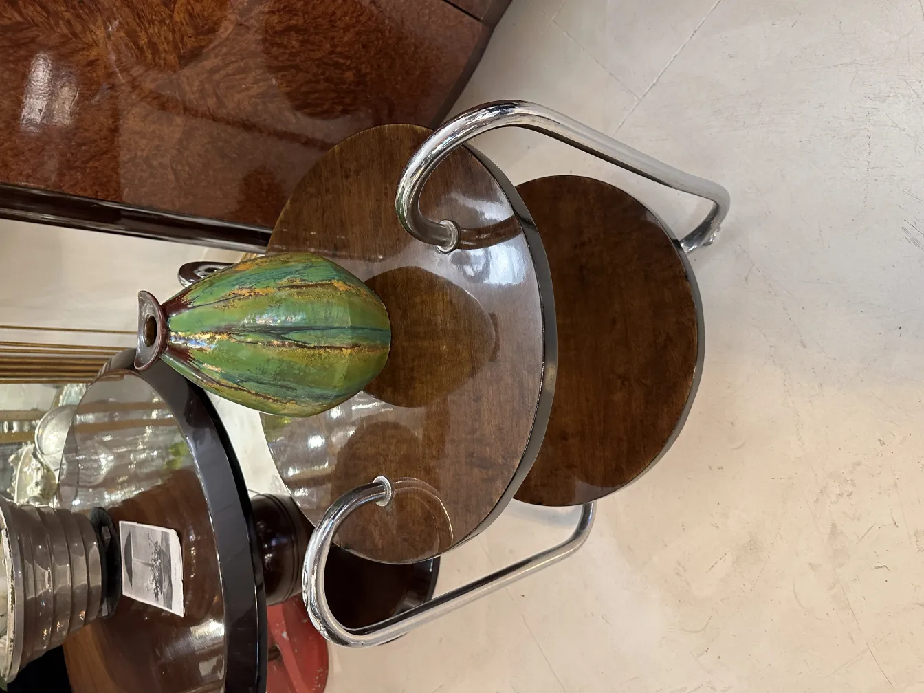 Vaso de cerâmica antiga em tons de verde e marrom