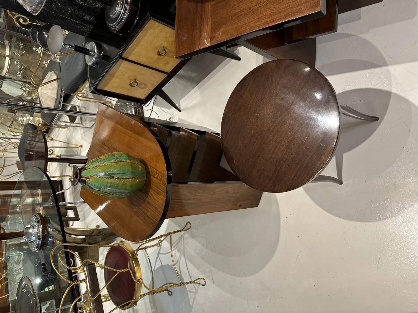 Vase ancien en céramique à décor vert dans un cadre d'antiquités