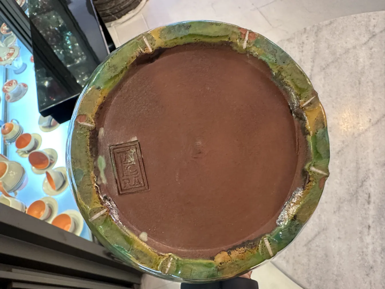 Vue du fond d'une céramique artisanale antique avec des détails colorés