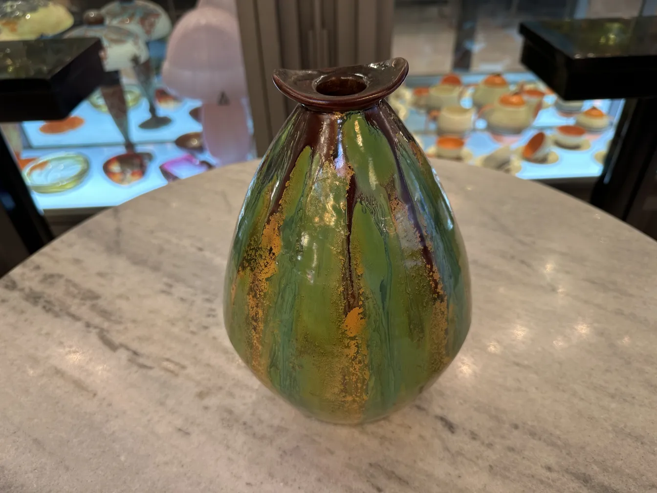 Antike Keramikvase in Grün mit goldenen Akzenten