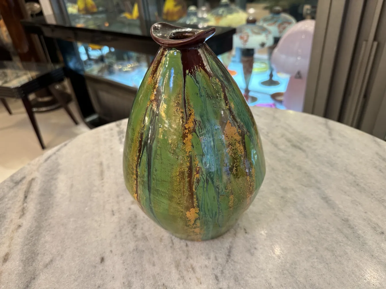 带金色细节的绿色陶瓷花瓶，复古氛围。