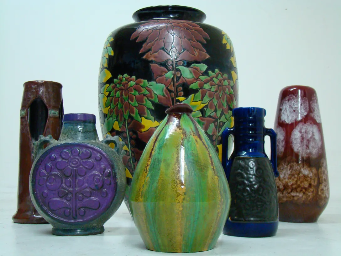 Colección de cerámica antigua con variadas formas y colores.