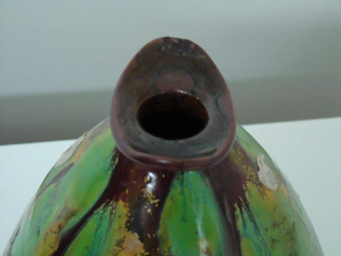 Vaso de cerâmica antiga com decoração colorida em verde e marrom