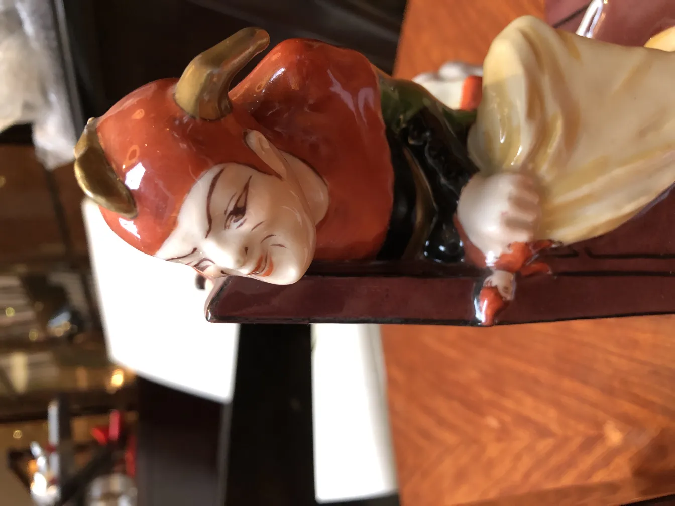 تمثال قديم خزف بقرون، تصميم مفصل