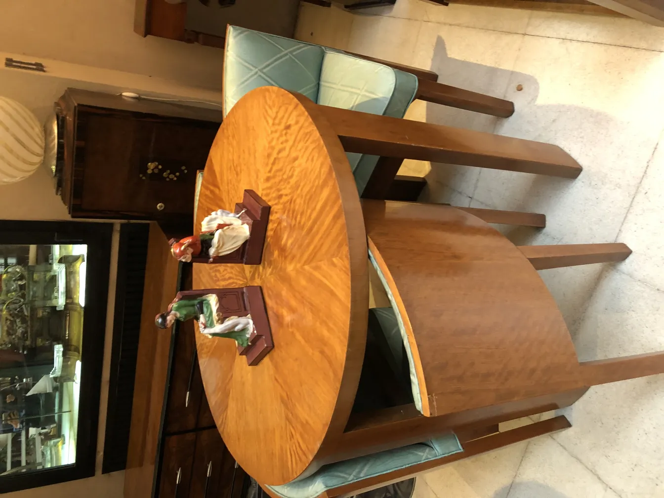 antigua cerámica con figuras decorativas sobre mesa de madera