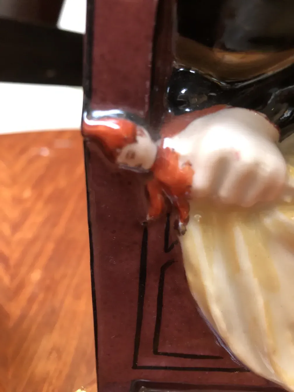 Détails d'une ancienne céramique décorative dans un cadre chaleureux.