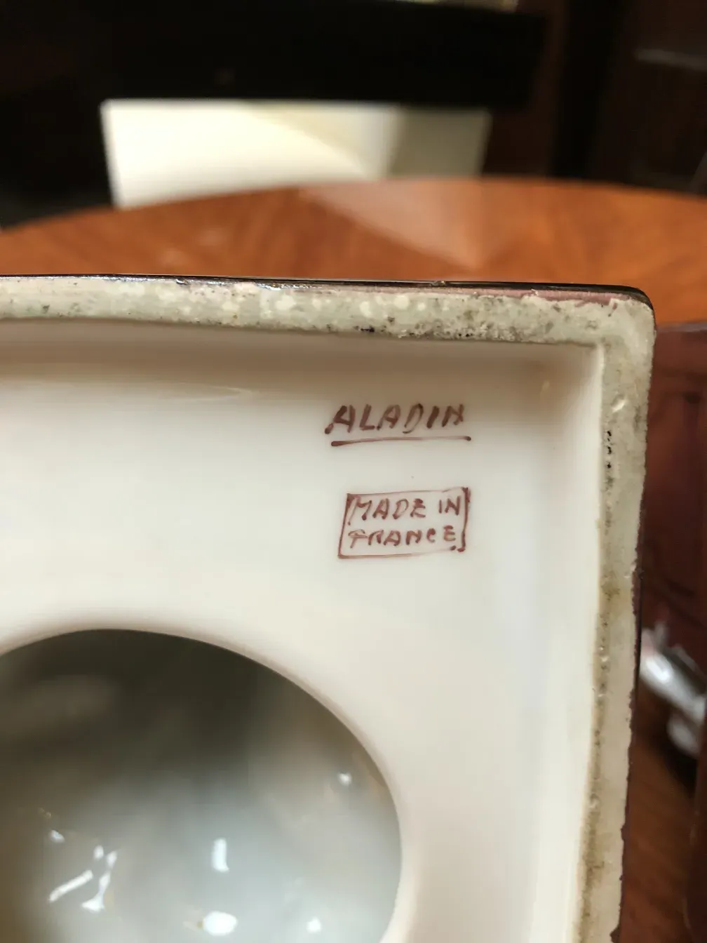 Antike Aladin-Keramik mit elegantem Design aus Frankreich.