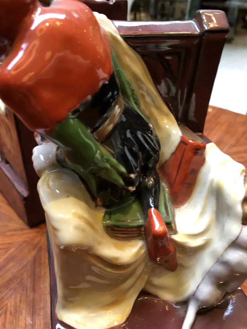 Figura de cerâmica antiga com detalhes coloridos e vibrantes