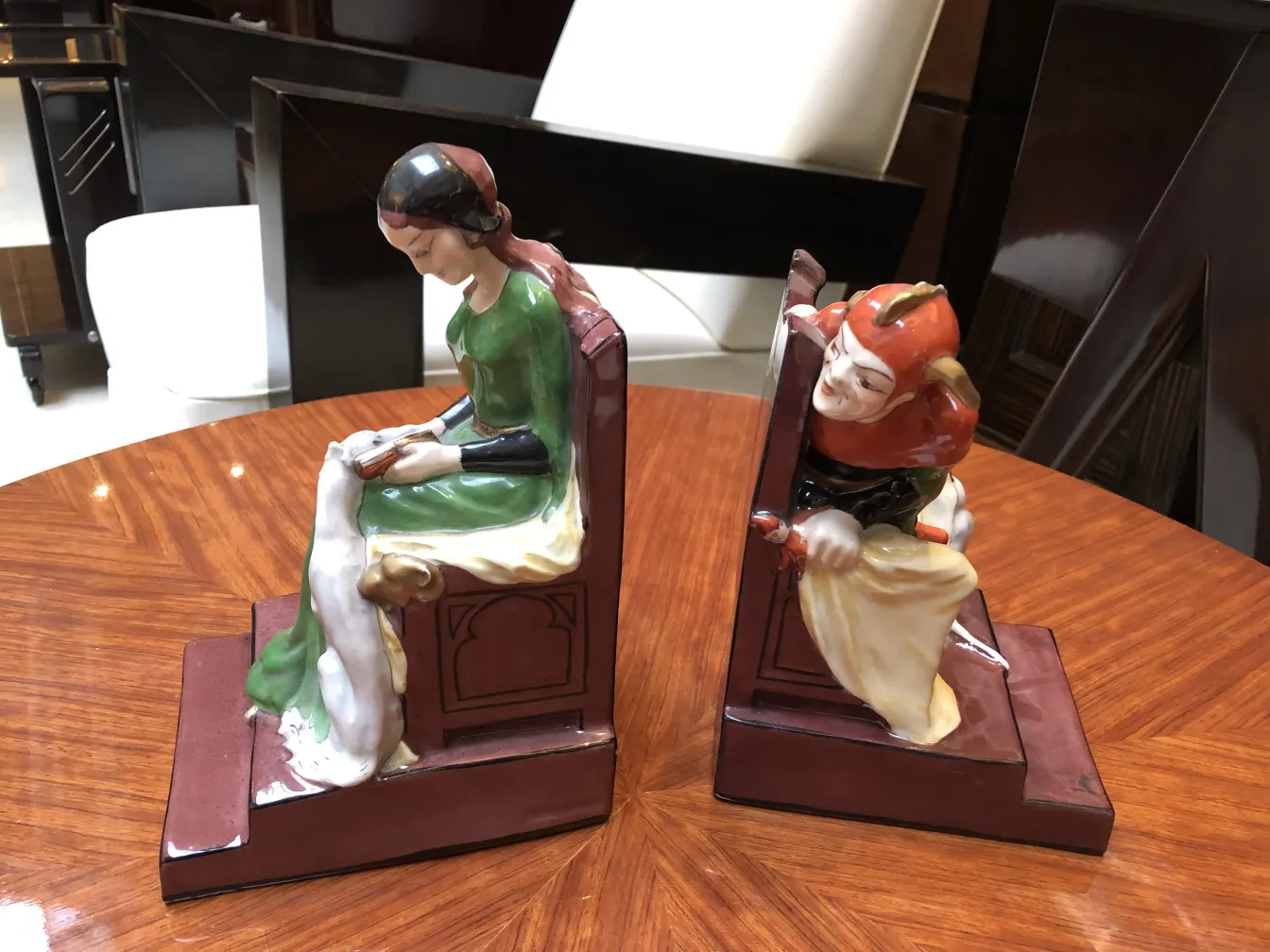 古い陶器の彫刻、犬と女性、色鮮やかな具象スタイル。