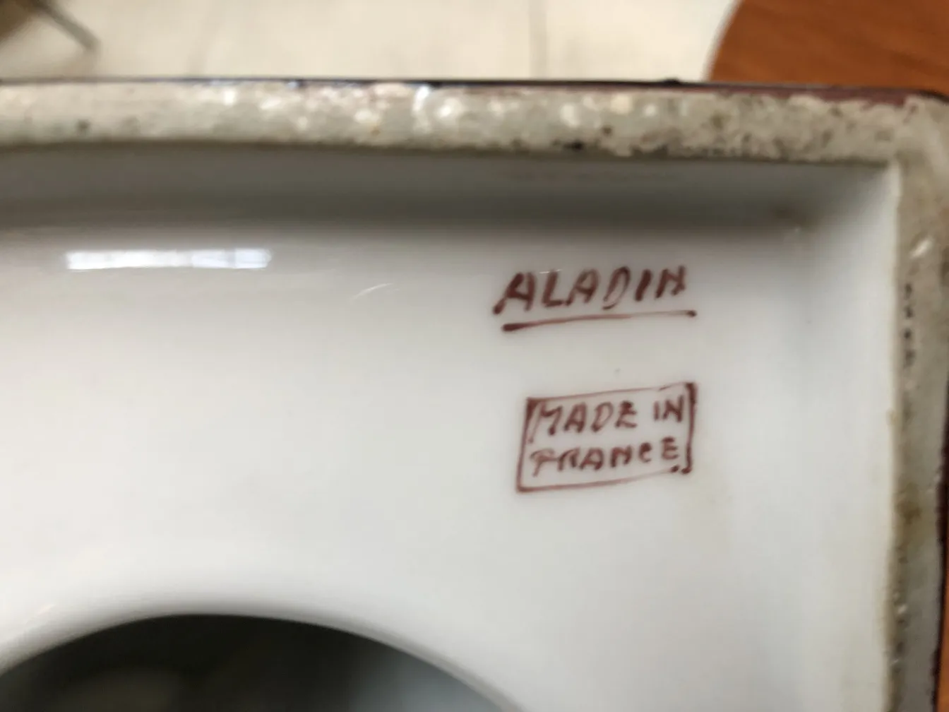 Cerámica antigua con inscripción Aladino, hecha en Francia.