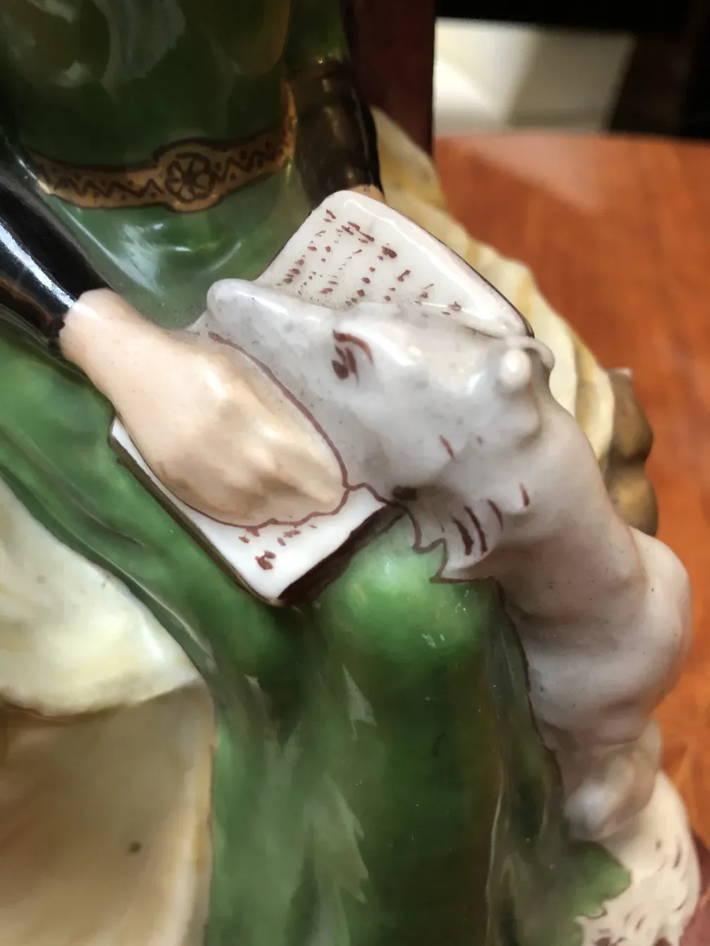 Antico fermalibri con figura di aladino e libro