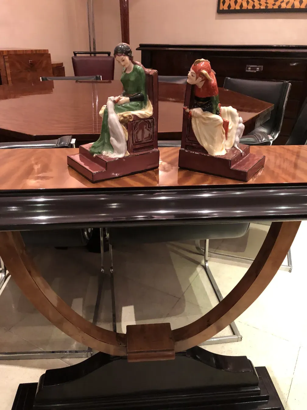 Figure antiche in ceramica di persone sedute, oggetti decorativi.