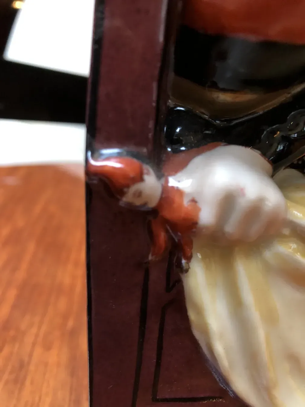 Cerâmica antiga com decoração detalhada de um personagem