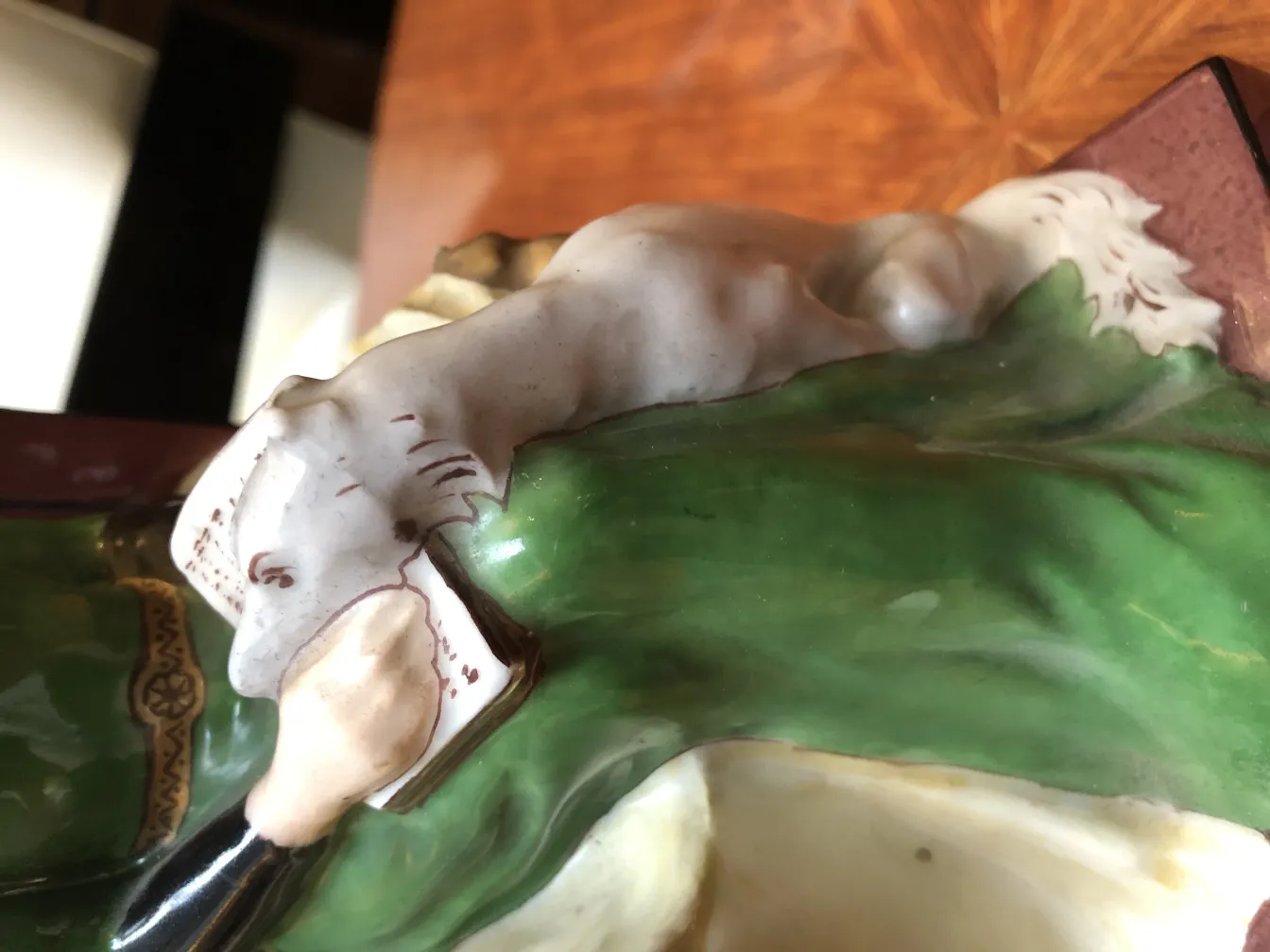 Dekorative antike Keramik mit einem Hund und einem Buch. Einzigartige Details.