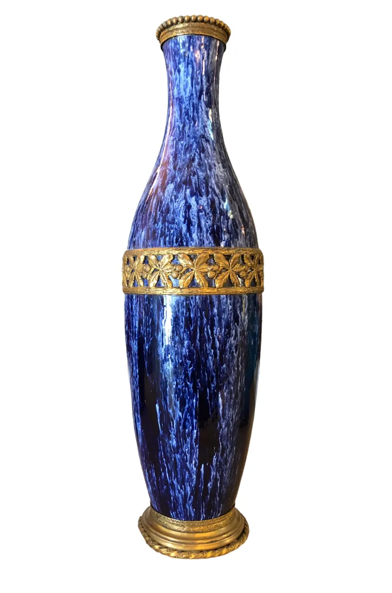 vaso antigo de cerâmica com detalhes dourados e azuis