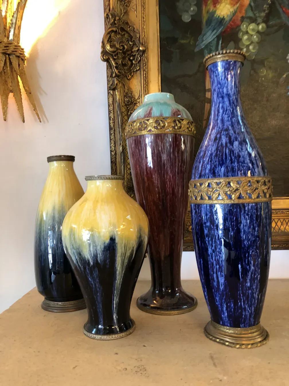 Quatre vases anciens en céramique avec des décorations colorées