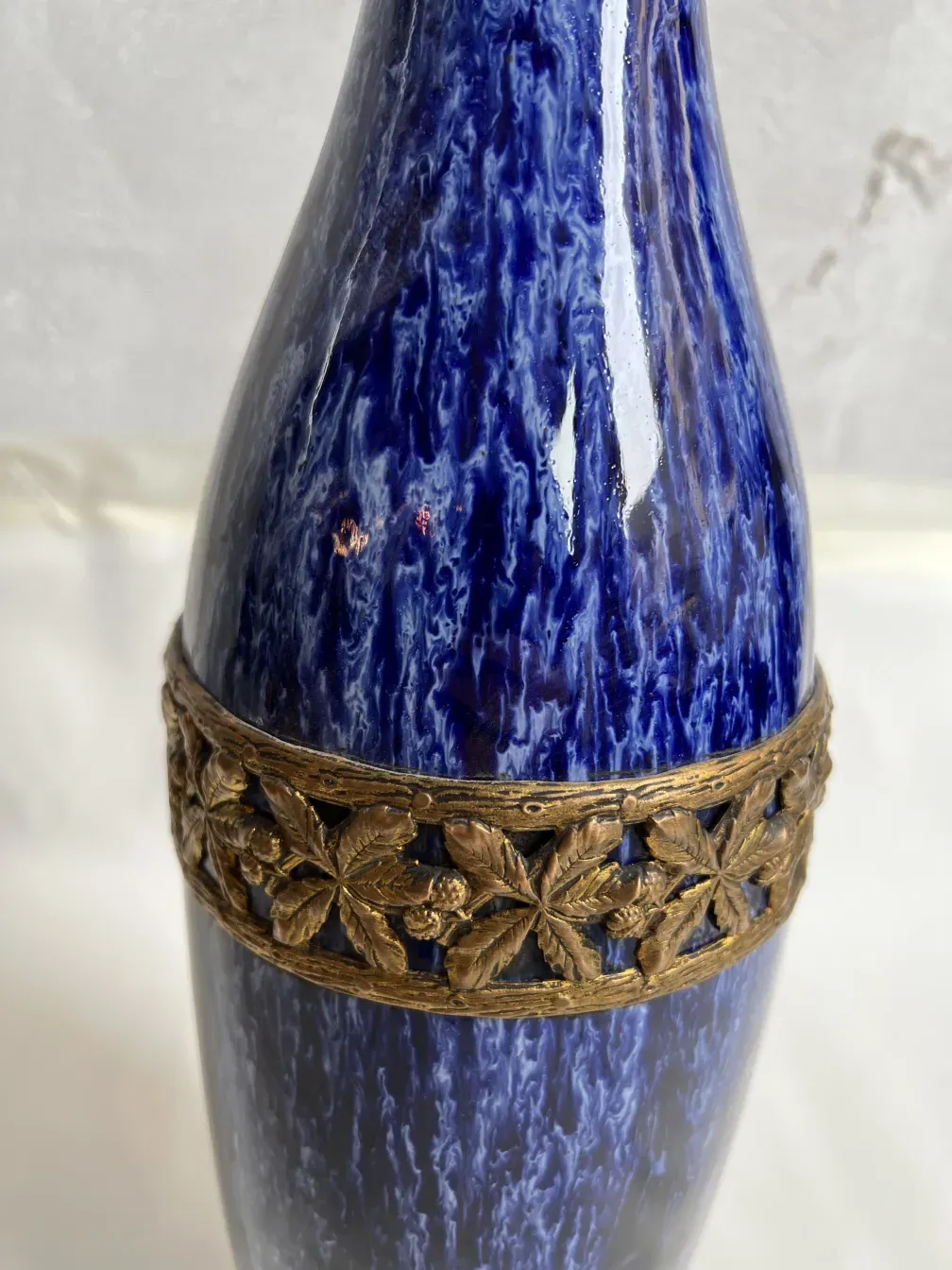 Antike blaue Keramikvase mit goldenen Details von Boch frères keramis