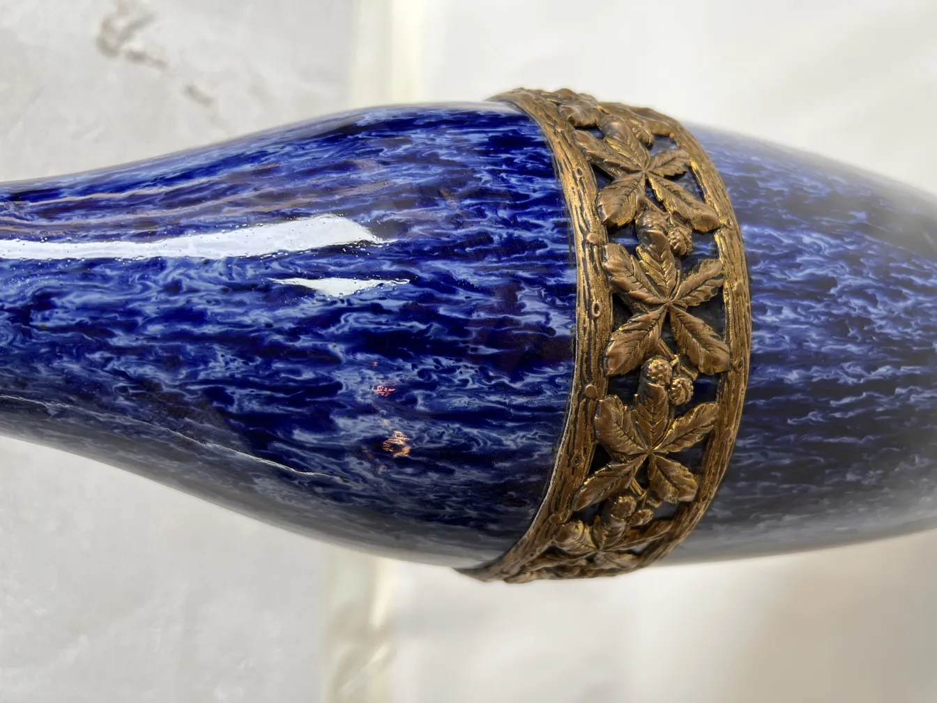 Antike blaue Keramikvase mit goldenen Verzierungen