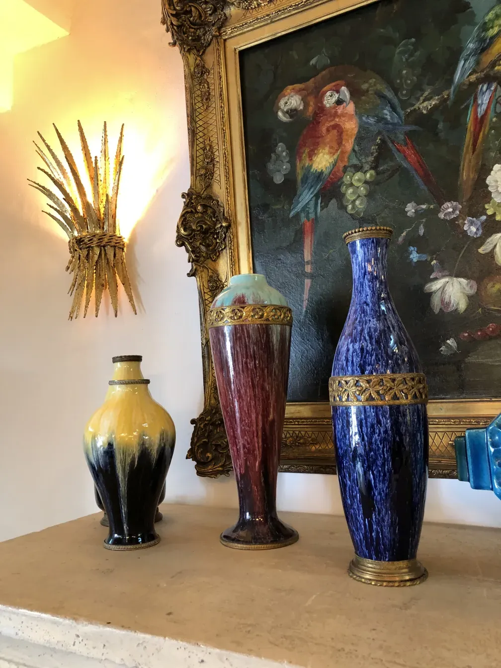 Trois vases anciens en céramique de Boch frères Keramis dans un cadre élégant