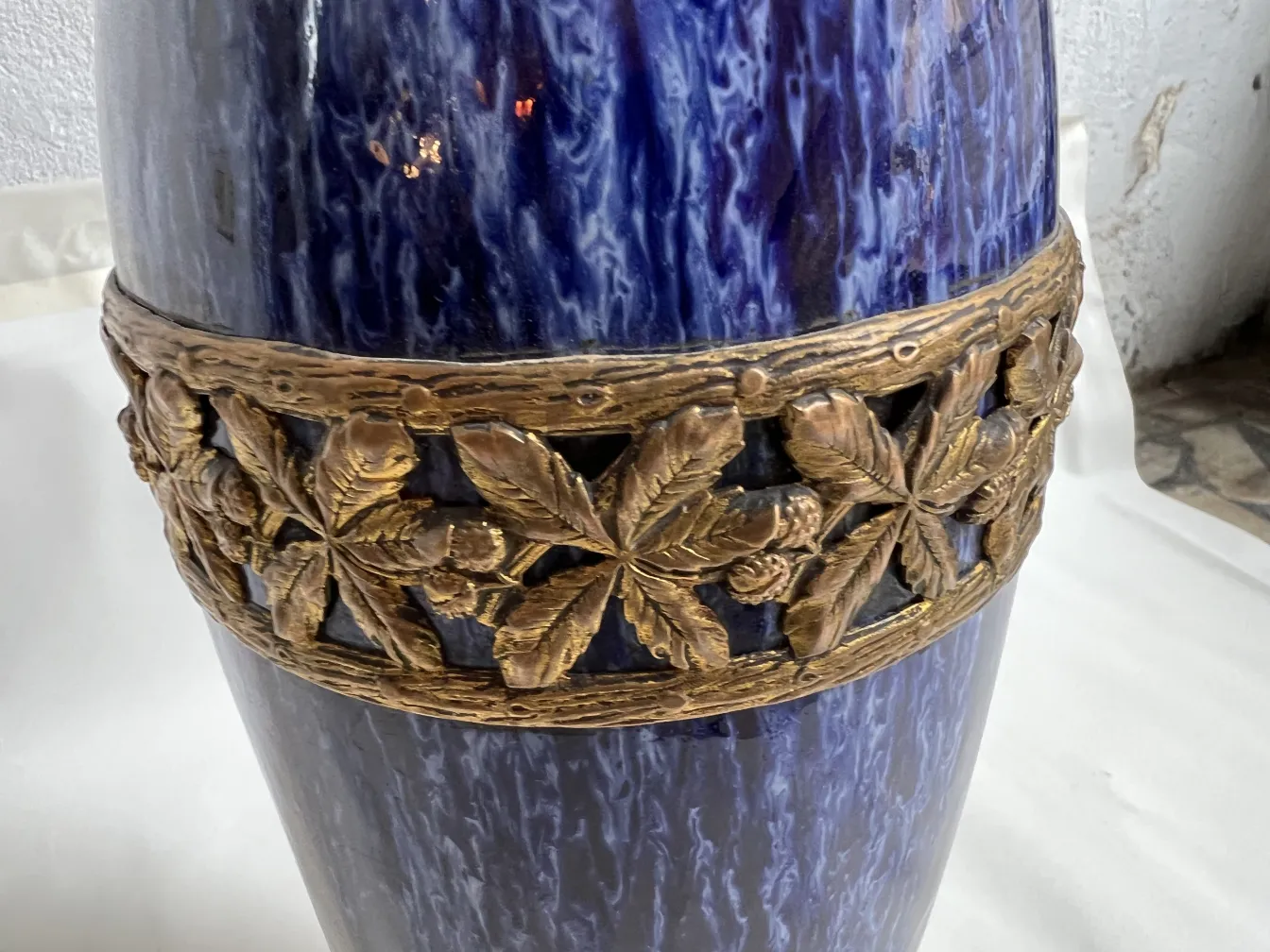 Antike Keramikvase Boch frères mit goldenen Verzierungen