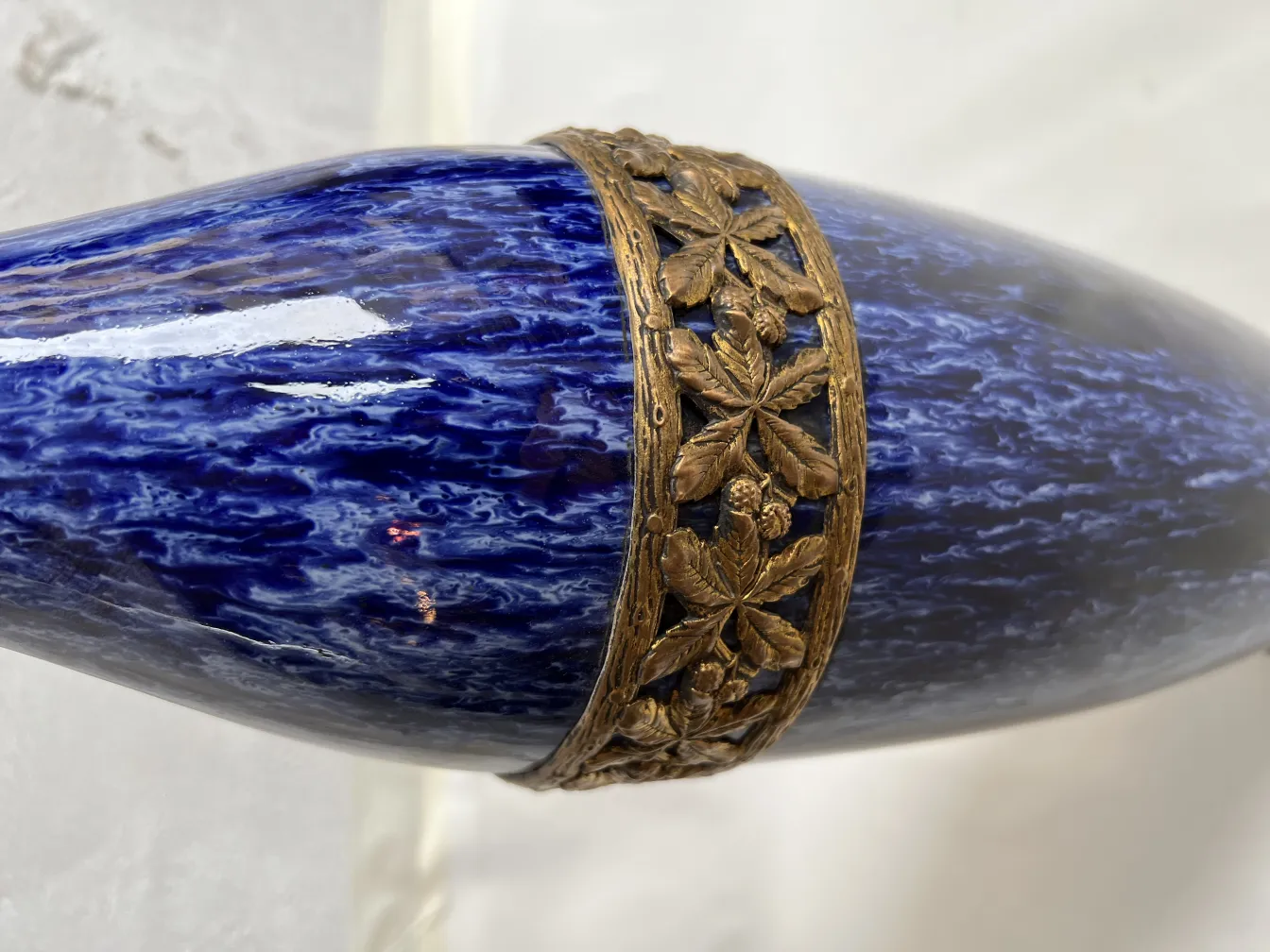 Cerâmica antiga azul com detalhes dourados decorativos.