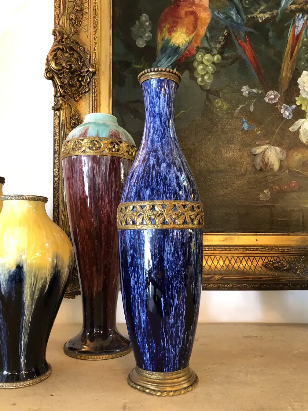 vases anciens en tons de bleu et d'or avec des détails décoratifs