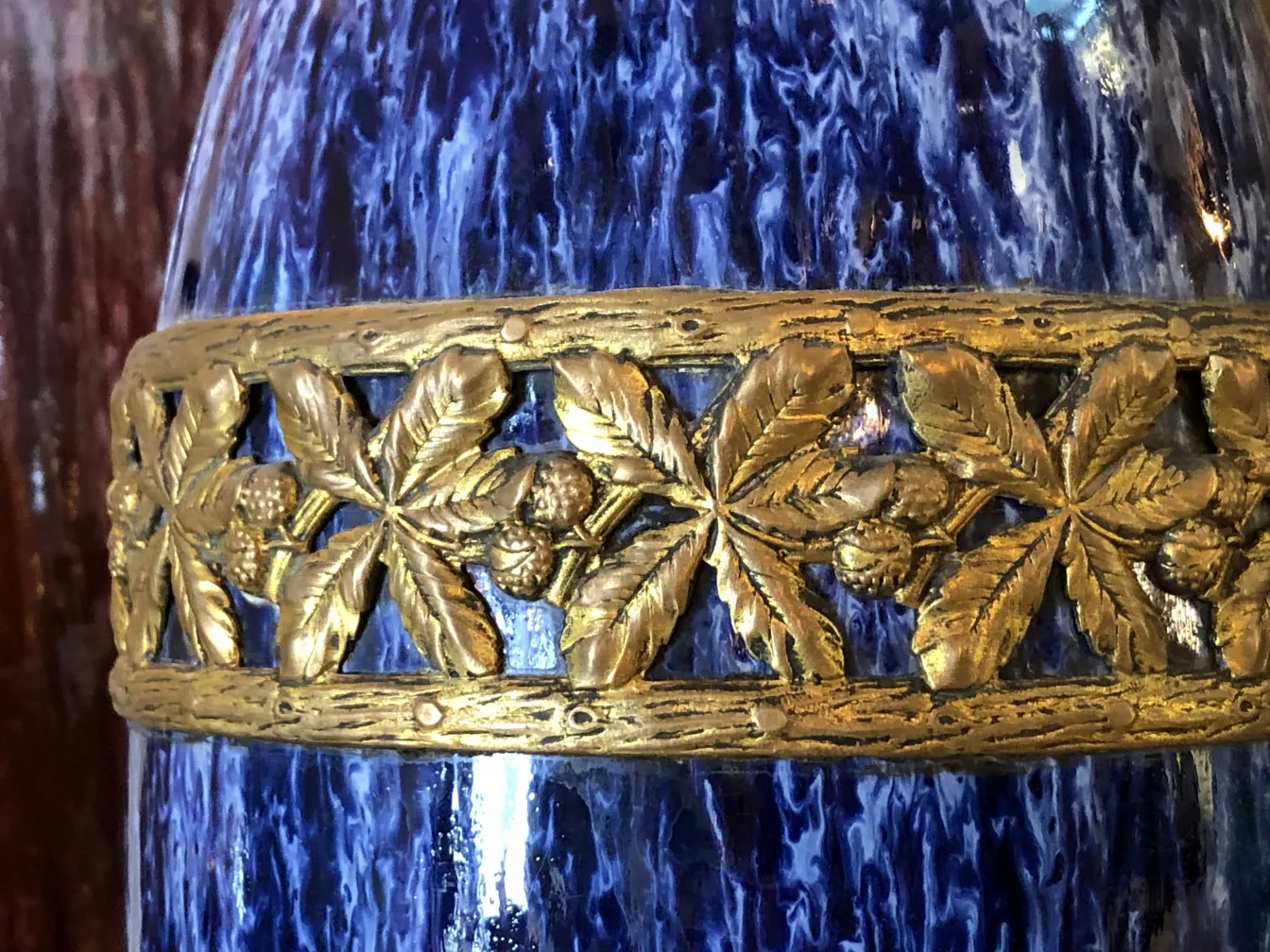 Antike Keramik mit goldenen und blauen Blättern