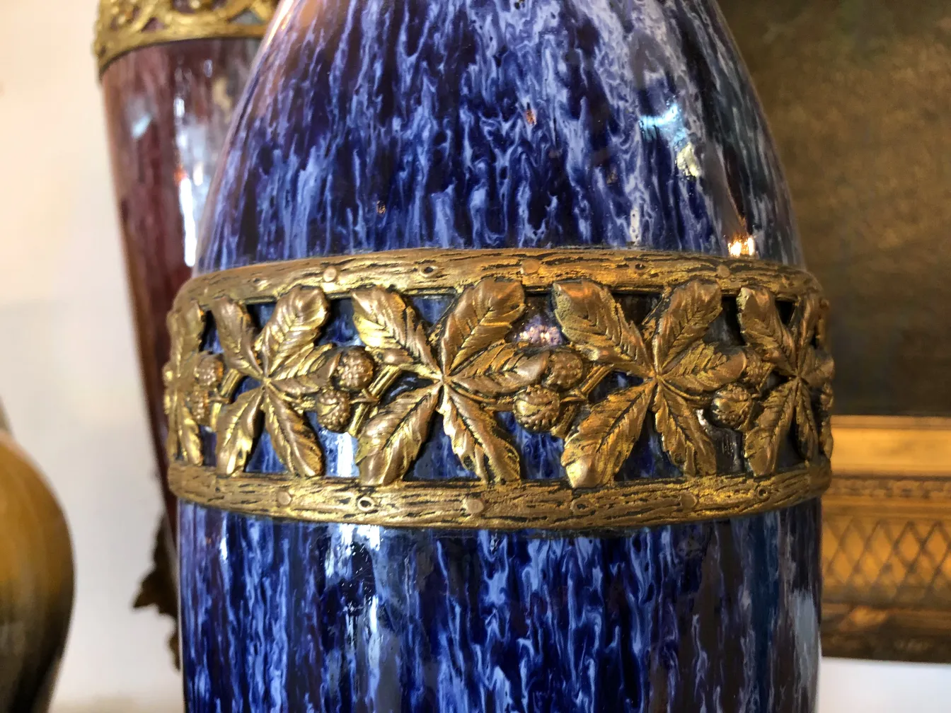 Antike Keramik mit goldenen Details auf blauem Hintergrund