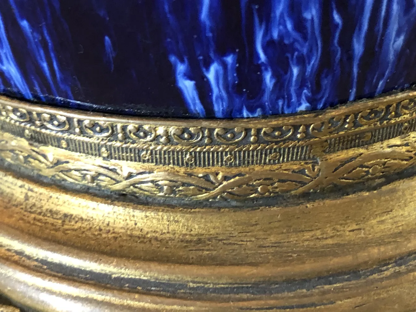 Cerâmica antiga com detalhes dourados ornamentais, elegante e artística.