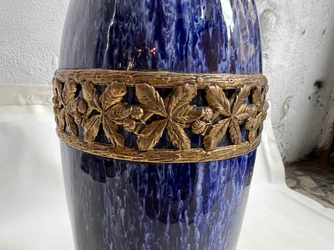 Cerâmica azul antiga com banda decorativa dourada