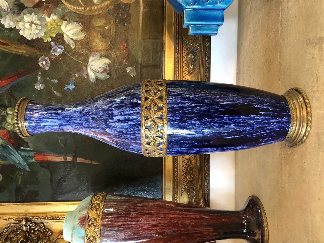 Antiker blauer Keramikvase mit goldenen Details.