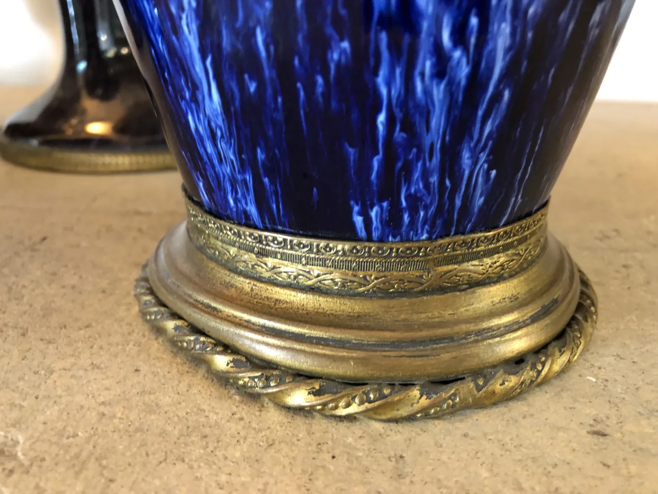 Vaso antiguo de cerámica azul con detalles dorados