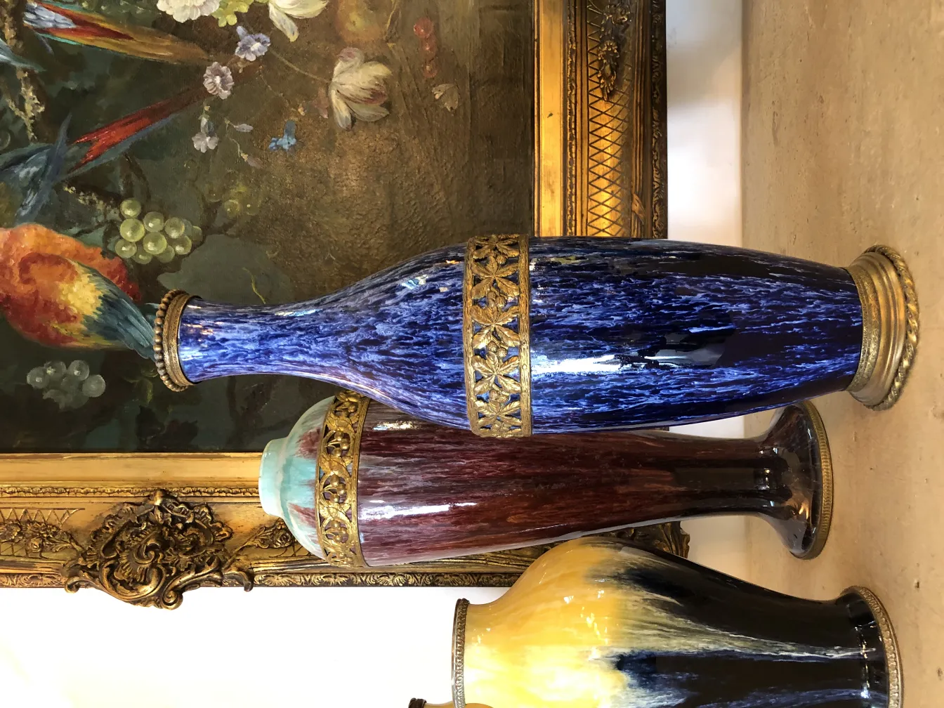 Antike Keramikvasen in lebendigen Farben mit goldenen Details.