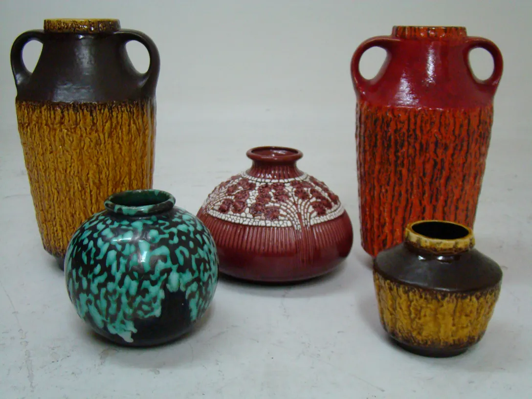 Vasijas de cerámica antigua con colores vivos y diseños variados