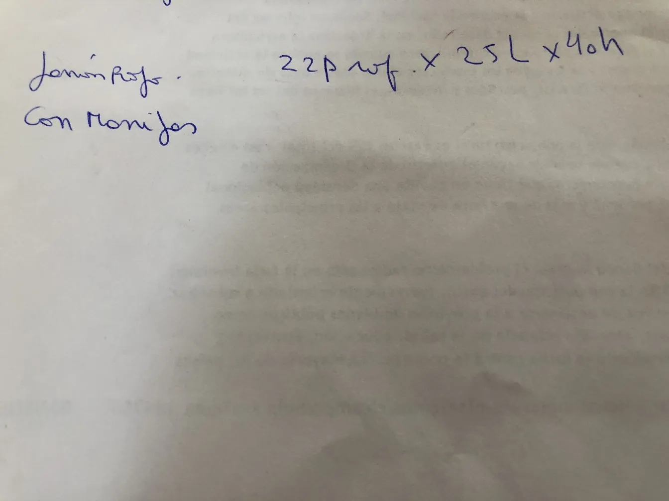 독특한 디테일의 고대 도자기, 밝은 배경.