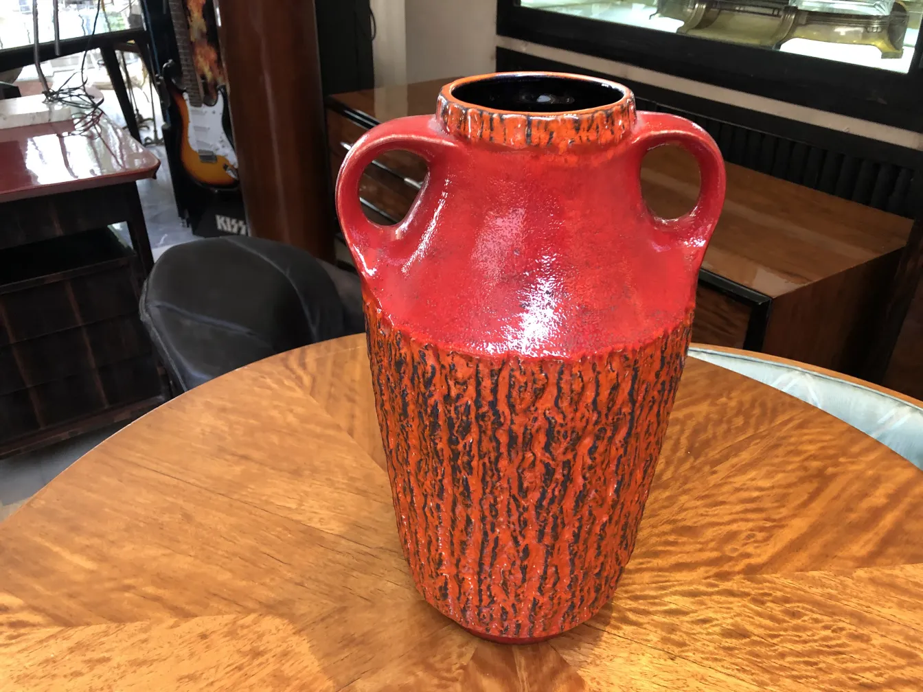 Vaso antico in ceramica rossa con superficie ruvida e manici.