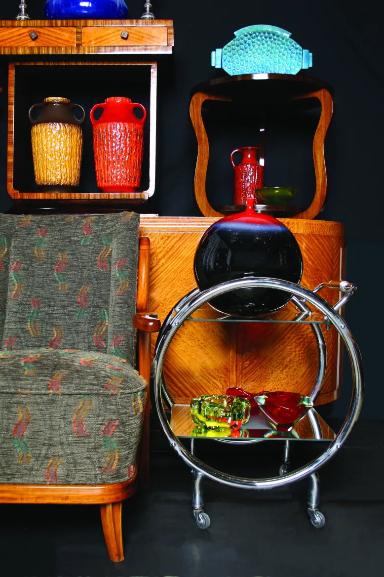 Vases en céramique ancienne décorative de différentes couleurs sur une étagère