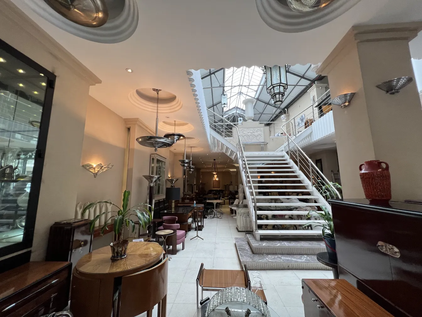 Cerâmica antiga decorativa em um ambiente elegante com luz natural