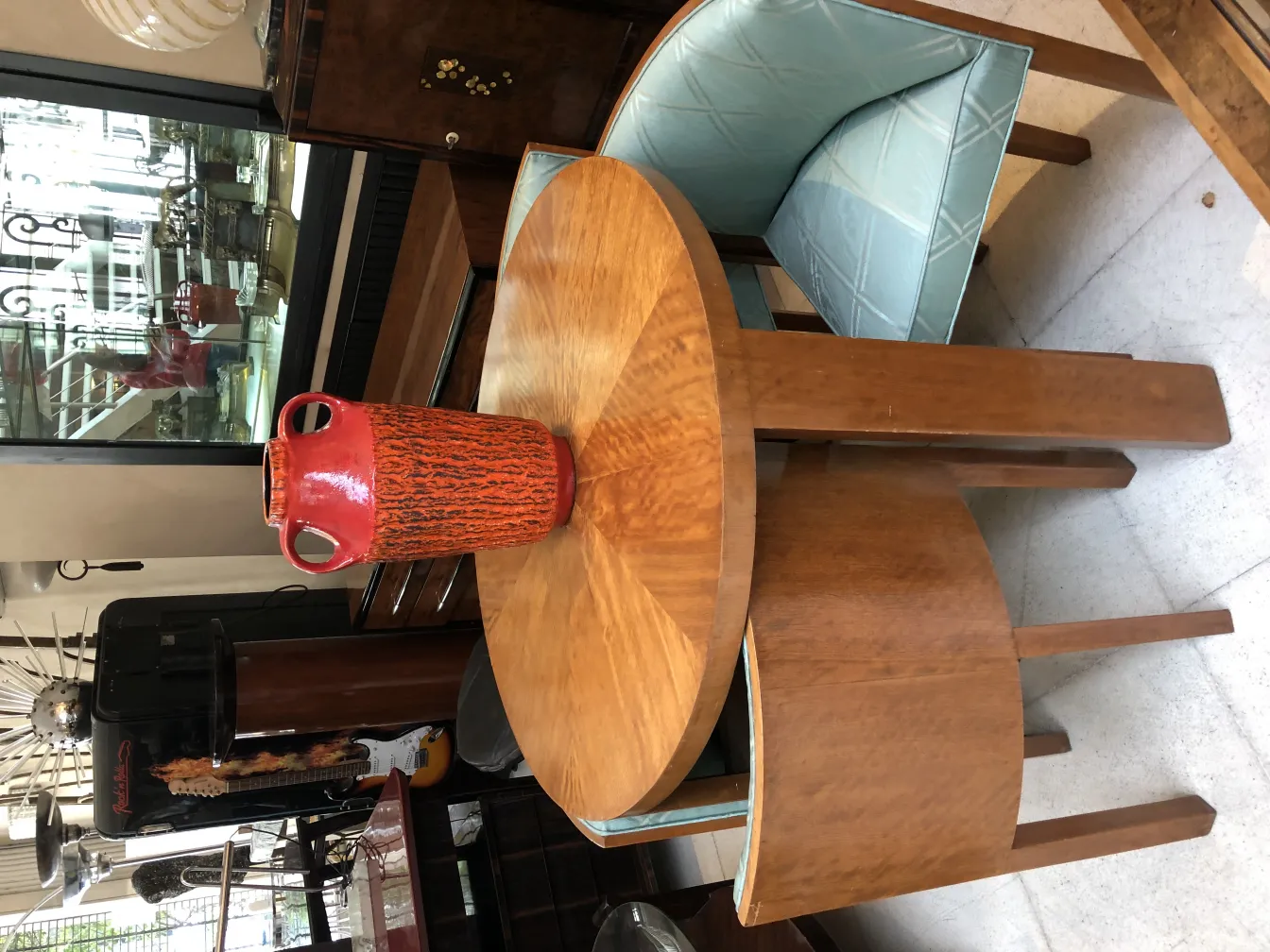 Vaso de cerámica antigua en rojo y negro, estilo único en un entorno acogedor.