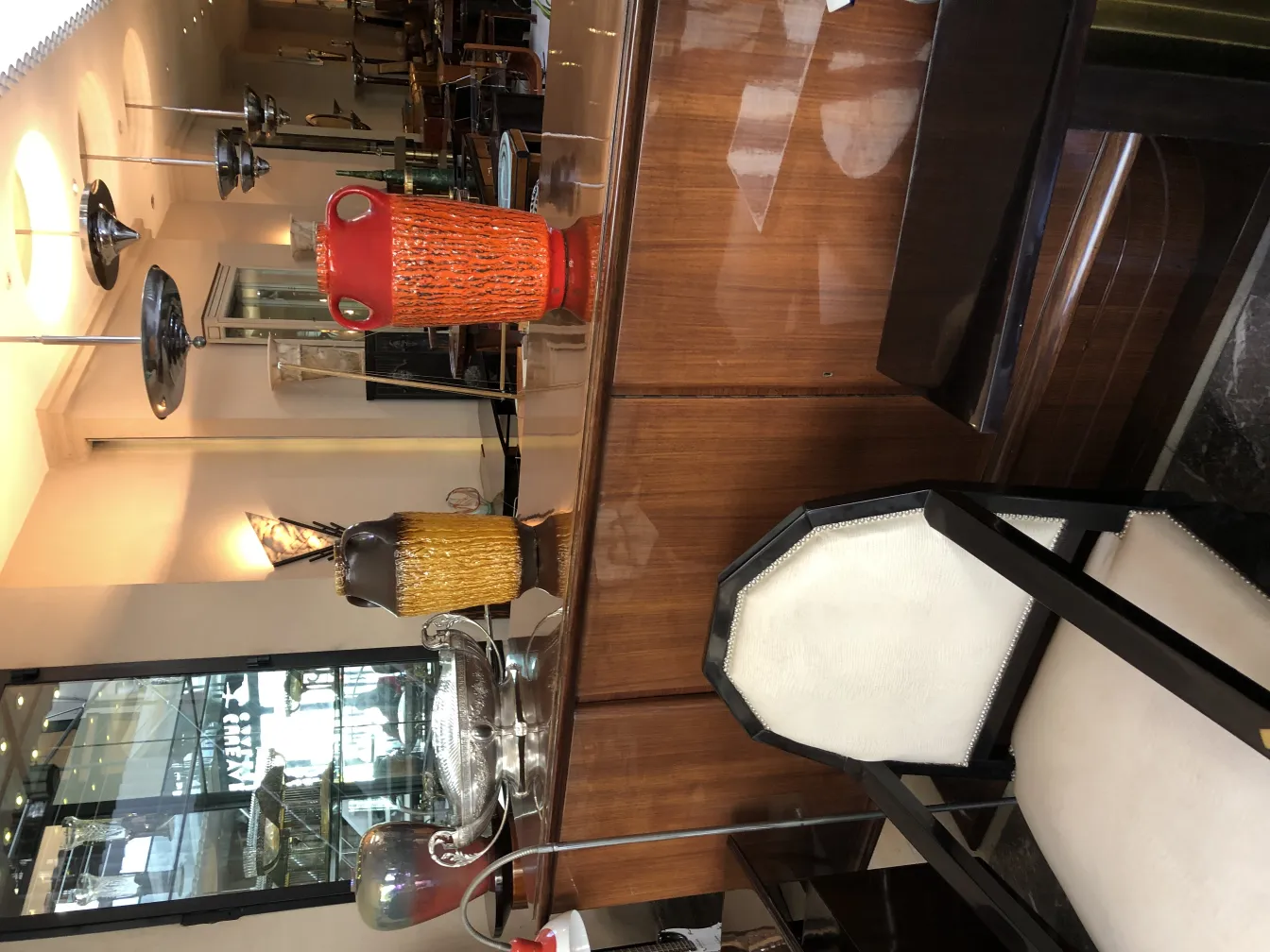 Vasi in ceramica antica dai colori vivaci in un ambiente elegante.