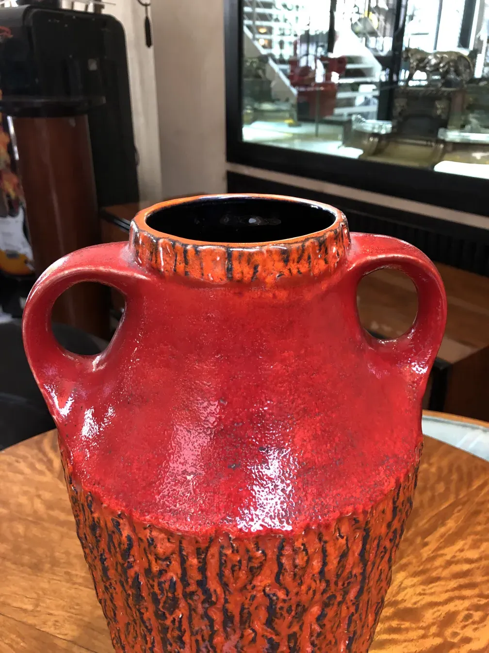 Antike Carstens Tönnieshof-Vase in Rot- und Schwarztönen.