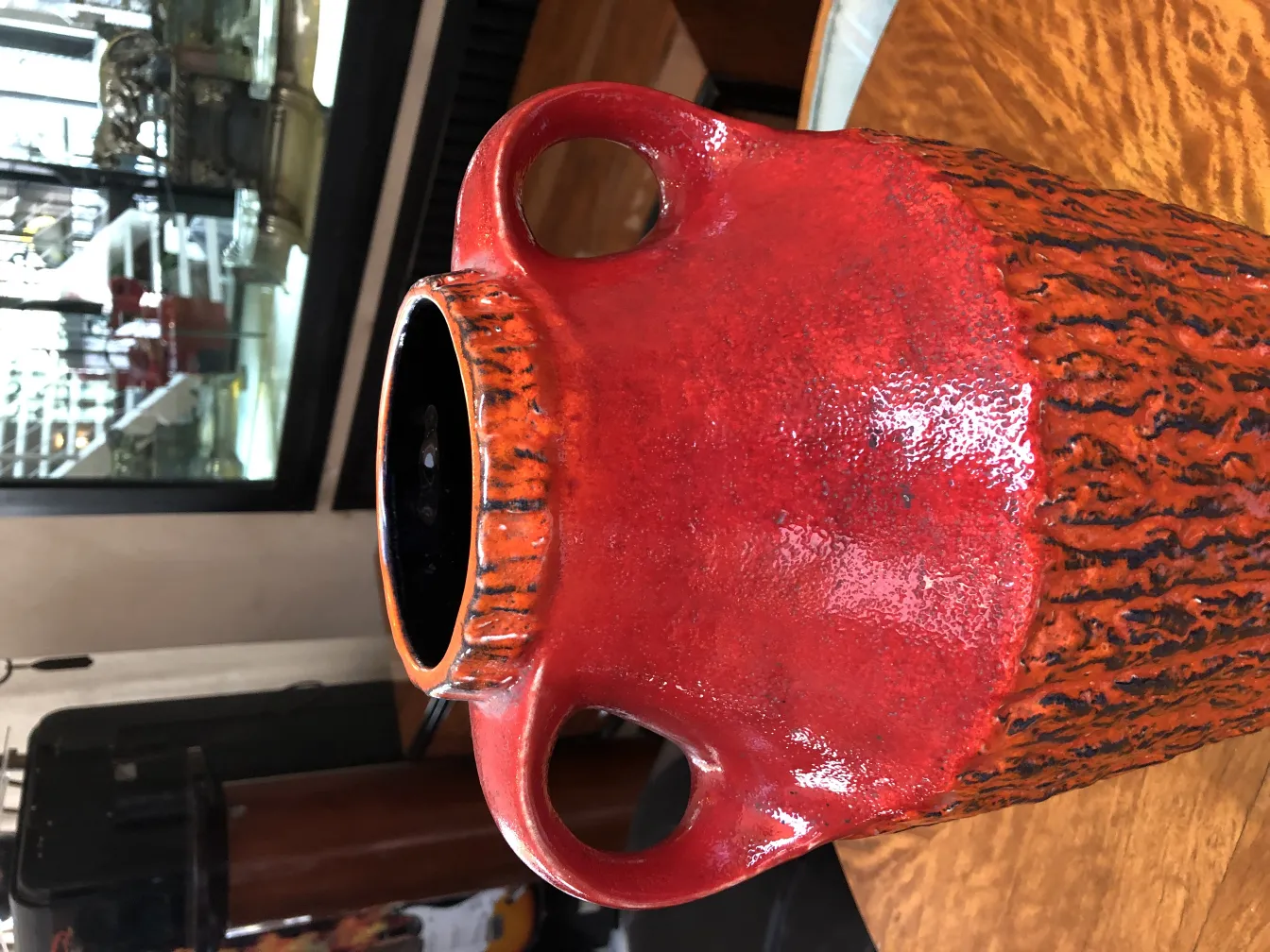 vase in ceramica antica rossa con superficie testurizzata e maniglie